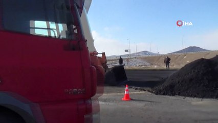 Kayseri'de kömür tozu yüklü tır devrildi, yol ulaşıma kapandı