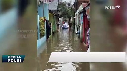 Tim Pemulasaraan Jenazah Covid-19 Evakuasi Jenazah di Tengah Banjir