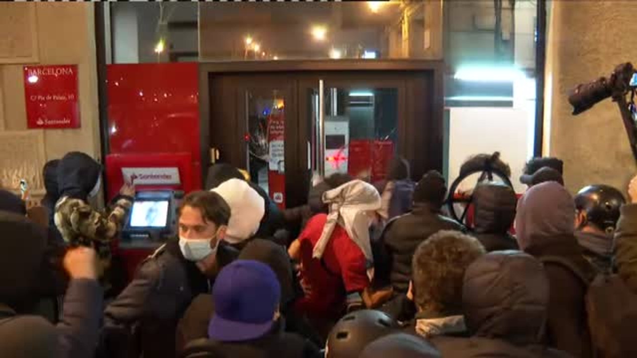 Sucursales bancarias asaltadas, barricadas y contenedores en llamas