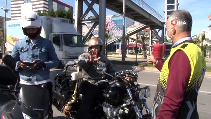 Trafik timleri kuryelerin kirlenen plakalarını mendille temizletti