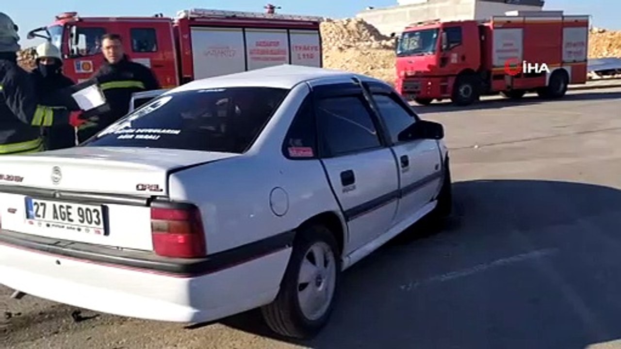 İki aracın kafa kafaya çarpıştı: 1 ölü, 4 yaralı...Feci kaza kamerada