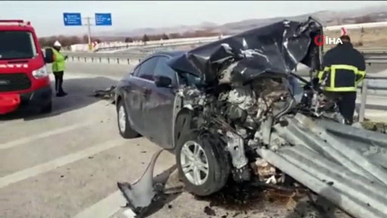 Bariyerin Otomobile Ok Gibi Saplandığı Kazada 2 Kişi Yaralandı