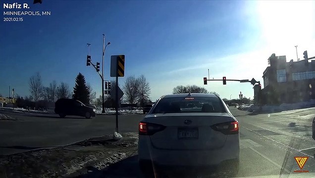 Crazy Driver Ran Red Light, Minneapolis 2021.02.15 — MINNEAPOLIS, MN
