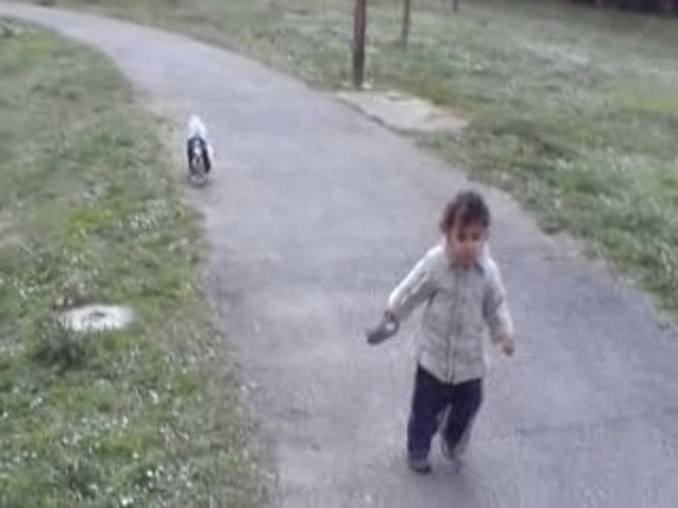 Silianna qui proméne sa chienne thia