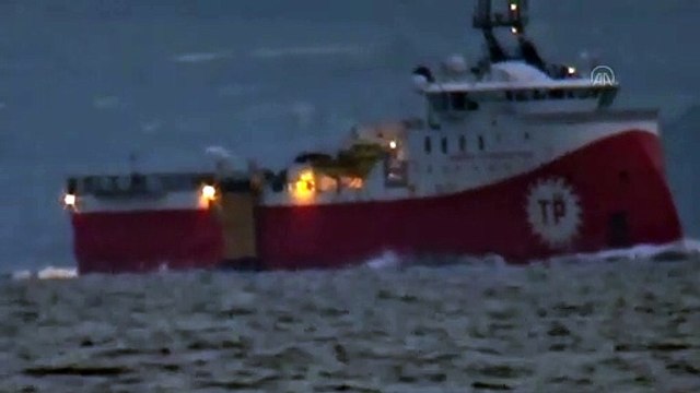 ÇANAKKALE - 'Barbaros Hayrettin Paşa' sismik araştırma gemisi Çanakkale Boğazı'ndan geçti