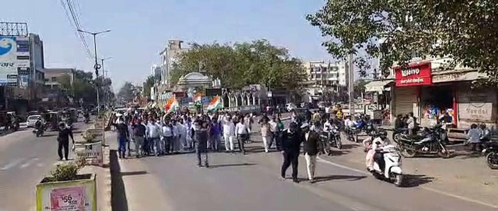 किसानों के समर्थन में कांग्रेस ने निकाला पैदल मार्च