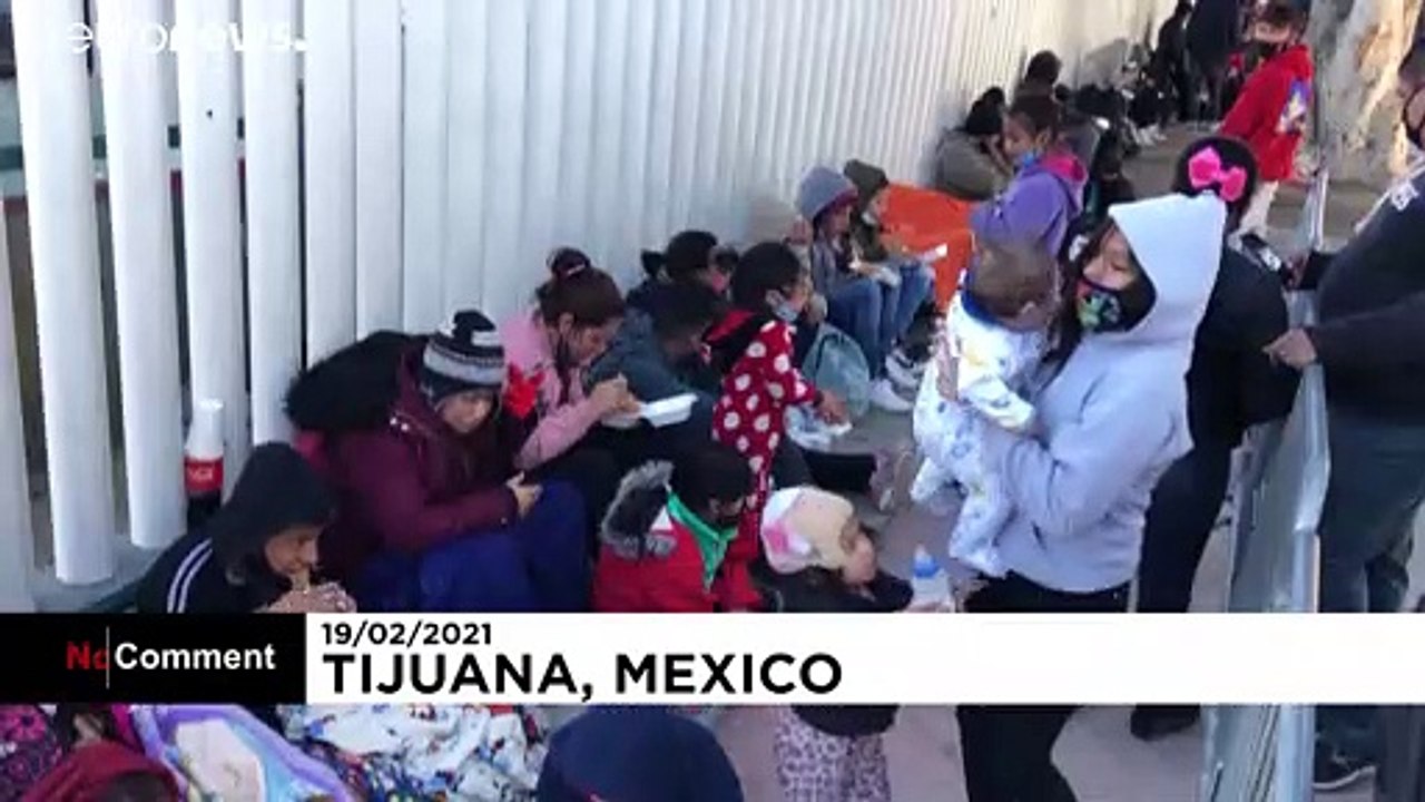 Migranti messicani attendono di passare la frontiera