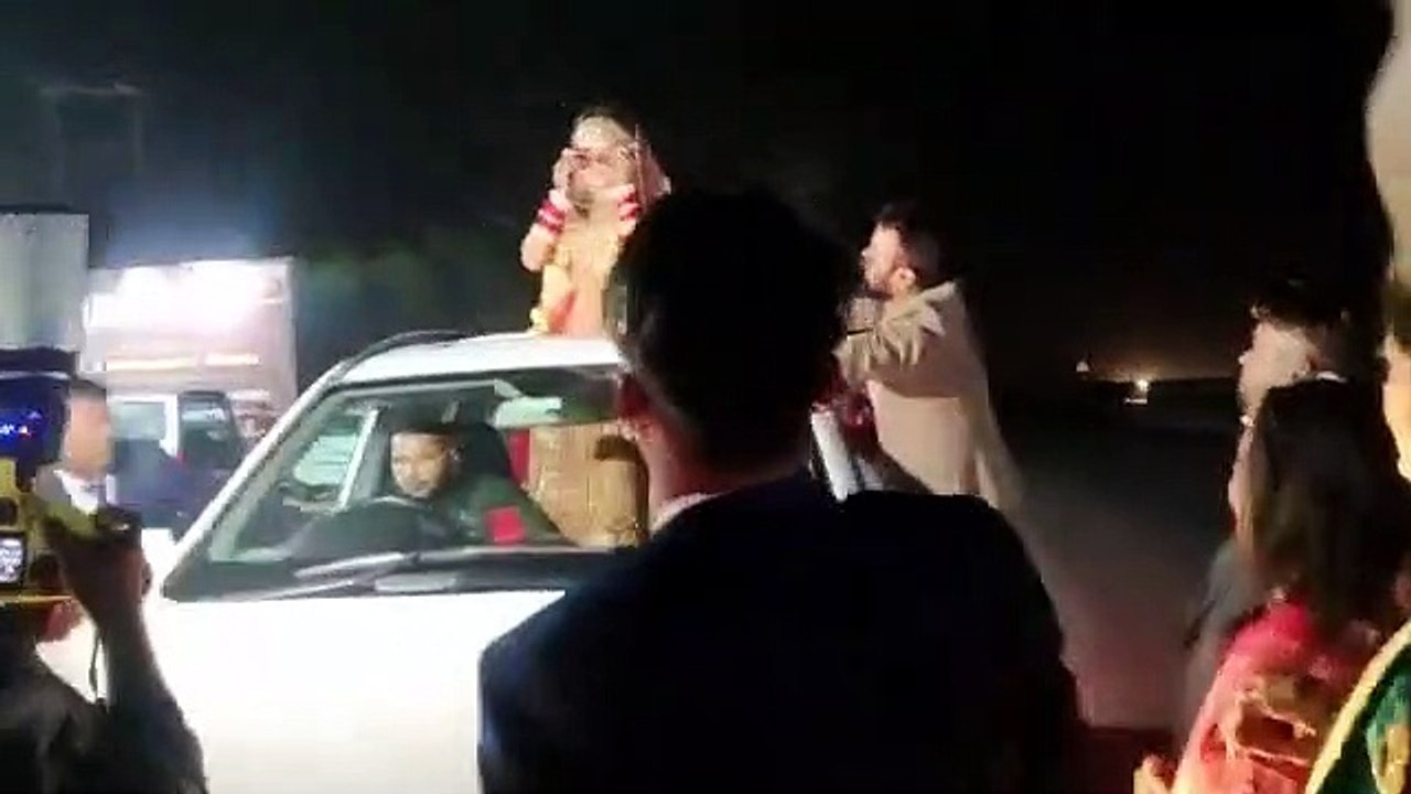 bride dance on road
