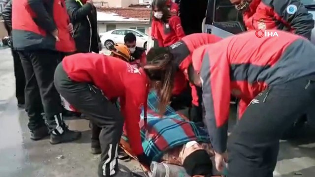 Ambulans sokağa giremeyince ekipler, yaşlı adam için seferber oldu