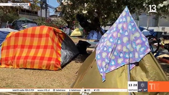 INmigrantes ILEGALES continúan acampando en plaza de Iquique - T13