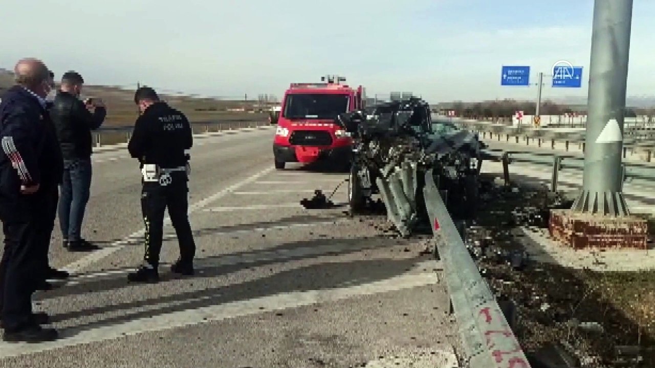 AFYONKARAHİSAR - Bariyere çarpan otomobildeki 2 kişi yaralandı
