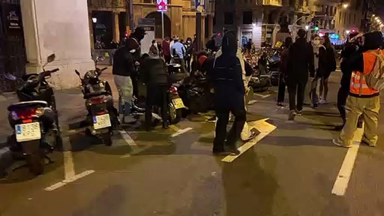 Alguns manifestants posen a lloc les motos durant la concentració a Barcelona / Marc Ortín