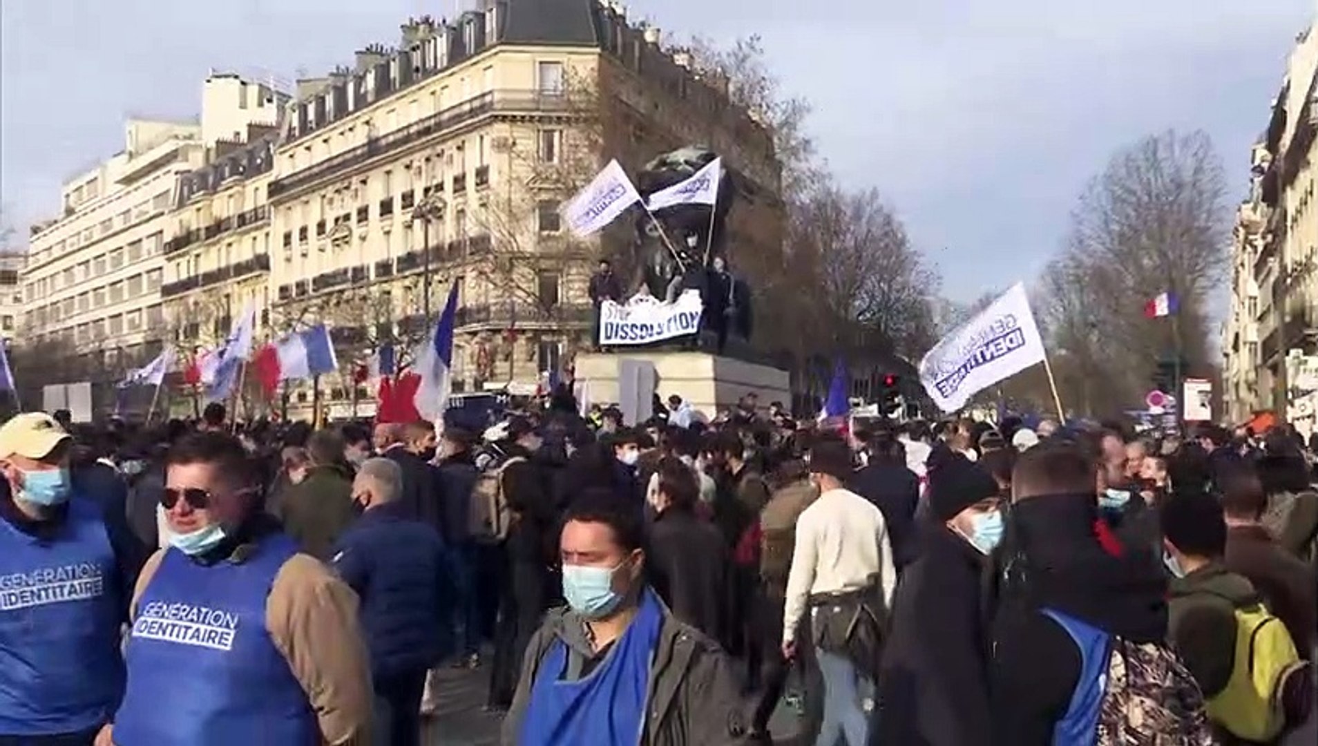 ⁣В Париже прошли две акции протеста
