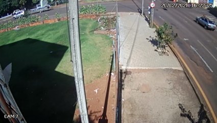 Vídeo registra acidente que deixou entregadora ferida na Rua Recife, no Centro