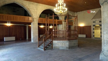 Avrupa'da İslamofobi Artıyor, Türkiye'de Kilise ve Sinagoglar Restore Ediliyor