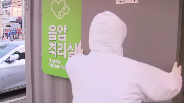'백신 접종' D-5...신규 확진자 이틀 연속 400명대 / YTN