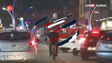 Bisiklet süren arkadaşının omuzlarında yolculuk etti