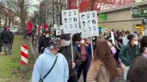 Almanya'da ırkçı terör saldırısında hayatını kaybedenlerin anıldığı yürüyüşe binlerce kişi katıldı