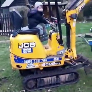 Un enfant de 6 ans conduit un tractopelle de chantier tout seul