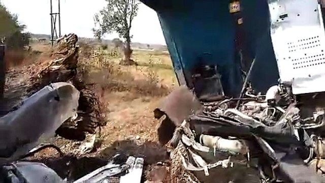आधी रात को पेड़ से टकराई हाइवा, वाहन चालक की घटना स्थल पर मौत, गाड़ी के परखच्चे उड़े