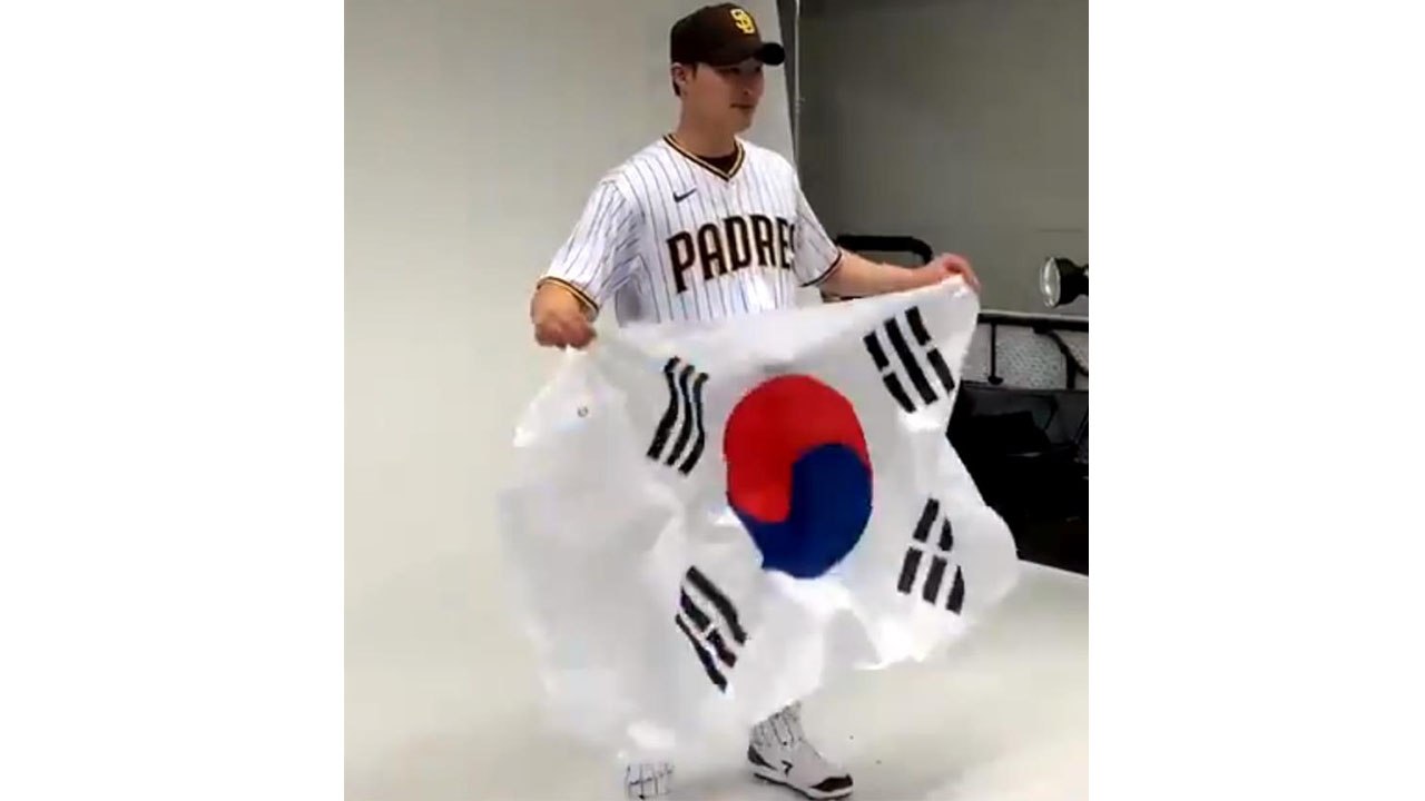 샌디에이고 김하성, 태극기 들고 MLB 프로필 촬영 / YTN