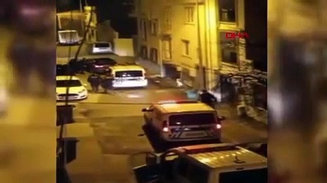 Kısıtlamada 'dur' ihtarına uymayıp polisle çatışan şüpheli kendini vurdu; 1'i yaralı 3 kişi yakalandı