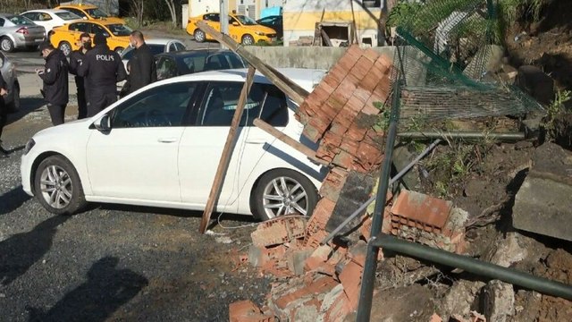 Beşiktaş'tan otoparkın istinat duvarı çöktü