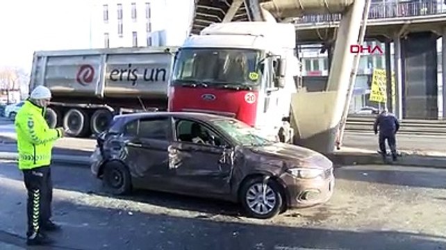 Beylikdüzü D-100 Karayolu'nda hafriyat kamyonu iki araca çarptı