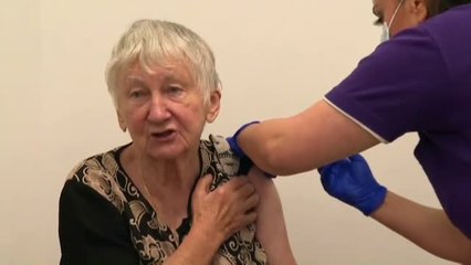 Australia arranca la vacunación contra la COVID-19 con una polémica V de la victoria