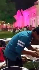 వైరల్‌: ఉమ్ముతూ రోటీలు చేసిన వ్యక్తి