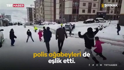 Şırnaklı çocukların polislerle kartopu eğlencesi