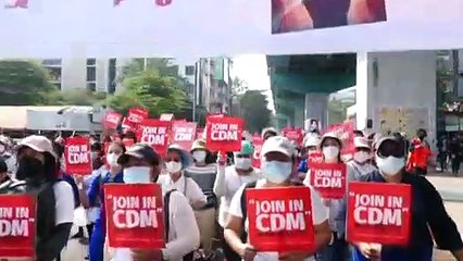 Movimento de protesto mantém-se firme em Myanmar