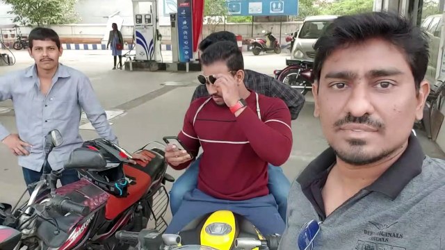 Yahan Lutayi ho rahi hai - Yahan party ho rahi hai - yahan par party ho rahi hai - Petrol price hike