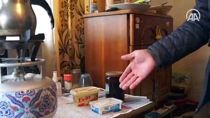 Çöpten topladığı ekmeklerle her gün kuşları besliyor