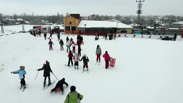 AĞRI - Küpkıran Kayak Merkezi'nde hafta sonu kayak keyfi yaşanıyor