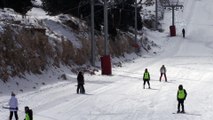 ERZİNCAN - Kısıtlamadan muaf tutulan turistler Ergan Dağı Kayak Merkezi'nin keyfini çıkardı