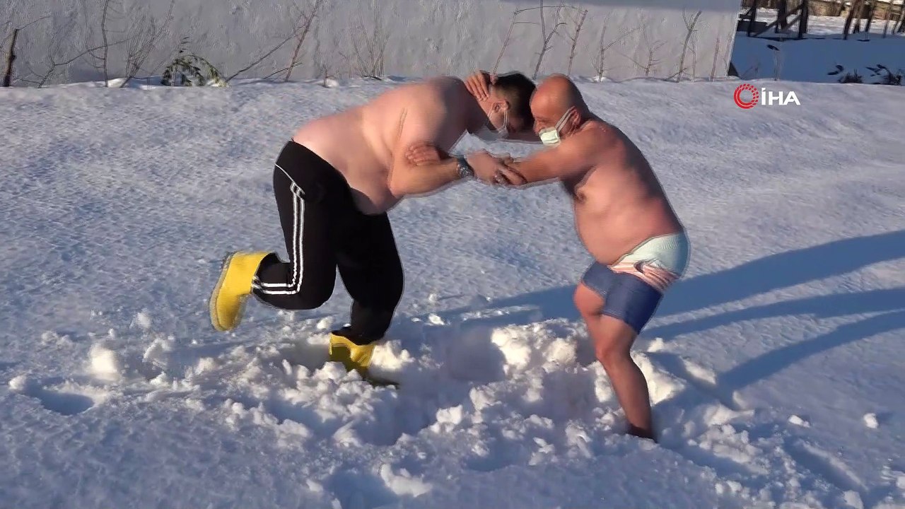Amca-yeğen her yıl kar banyosu yapıp karda güreşiyor