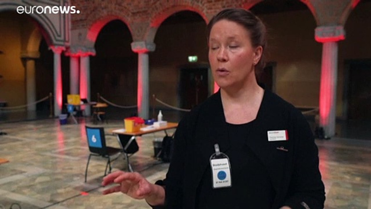 Vor historischer kulisse: stockholm impft in der blauen halle