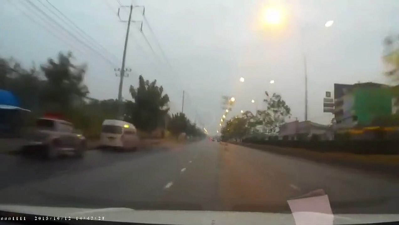 Ce conducteur réussit à éviter un camion de justesse