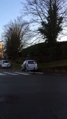 Elle se retrouve coincée entre ces poteaux sur le trottoir en voiture