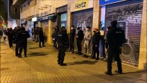 Els Mossos escorcollen a joves al barri de Sants en el 6è dia de protestes per Hasél