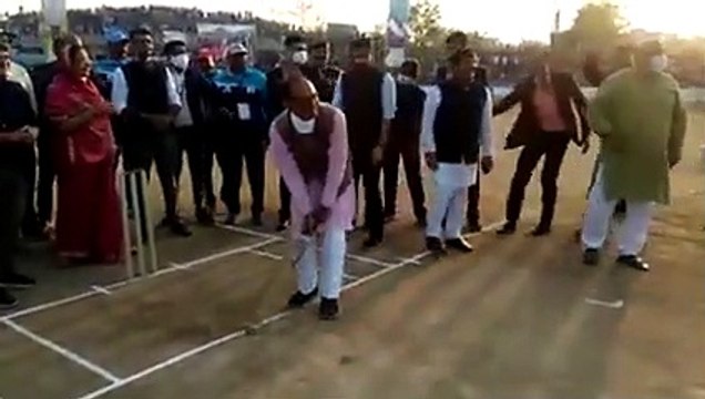 राजनीति की पिच से बैटिंग पिच पर सीएम, सीएम शिवराज ने घुमाया बल्ला, लगाई बाउंड्रीज