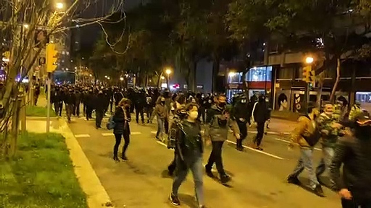 Els manifestants es desplacen en direcció Avinguda Roma passant per plaça dels Països Catalans  Guillem Ramos
