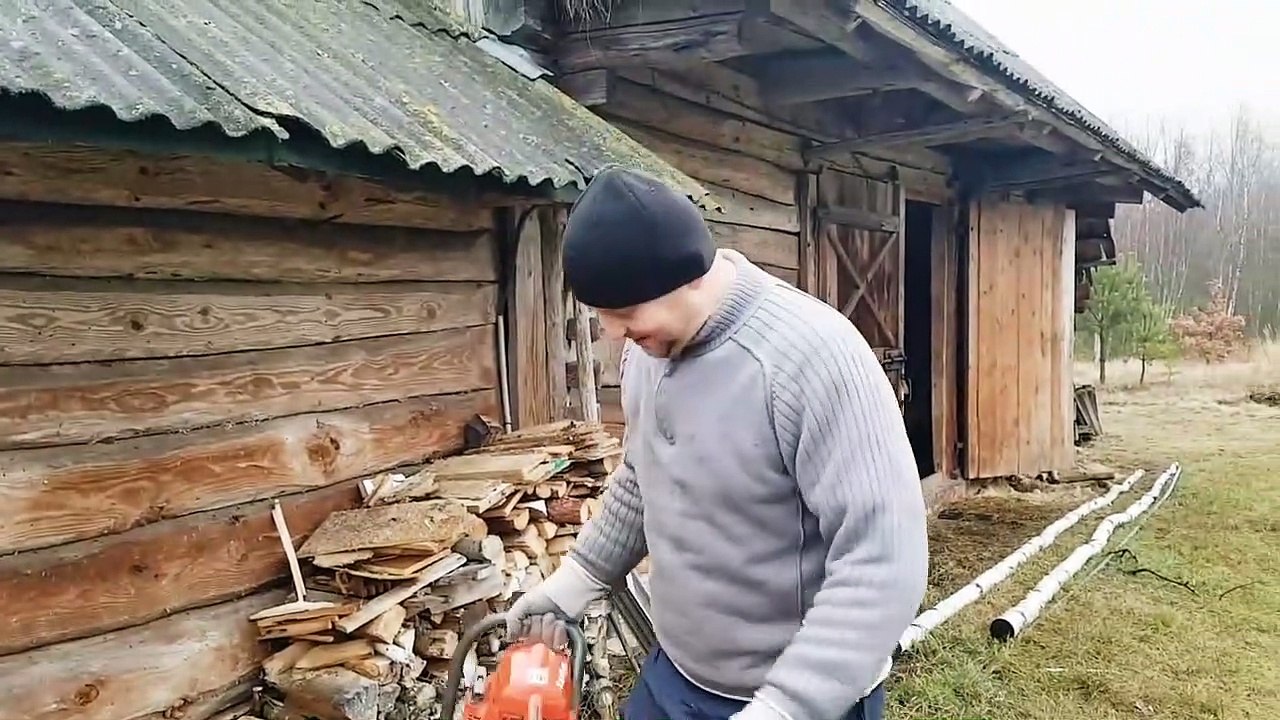 Подготавливаю сарай к приезду овец на хутор .Вставляю в овчарню окно. Опять нашёл старинные вещи