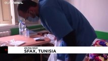 شاهد: طبيب تونسي يبثّ بكمانه الفرح والقوة للمصابين بـ