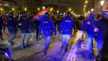 Els Mossos fan avançar els manifestants cap a Catalunya
