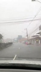 Forte chuva atinge Avenida Raja Gabáglia, em BH