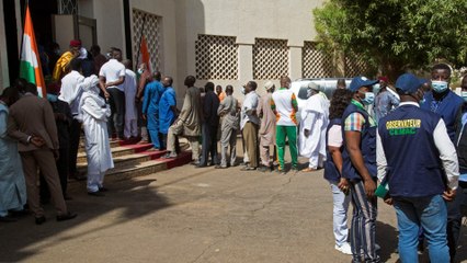 Niger: seven poll workers killed in IED blast amid historic vote