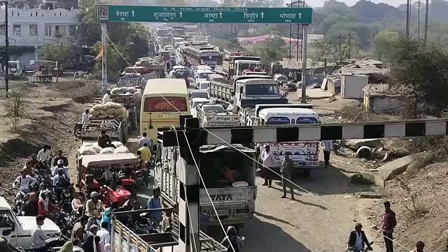 थोक फल सब्जी मंडी में आलू प्याज की बंपर आवक से बेरछा रोड पर लगा जाम