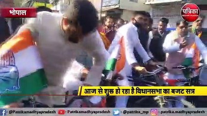 साइकिल से विधानसभा पहुंचे कांग्रेस विधायक